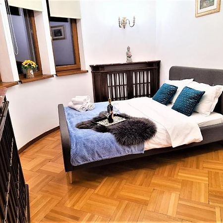 Central Arghezi University Square Apartment Bukares Bagian luar foto