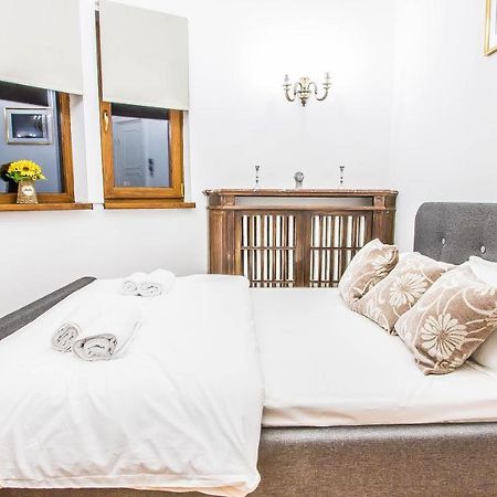 Central Arghezi University Square Apartment Bukares Bagian luar foto