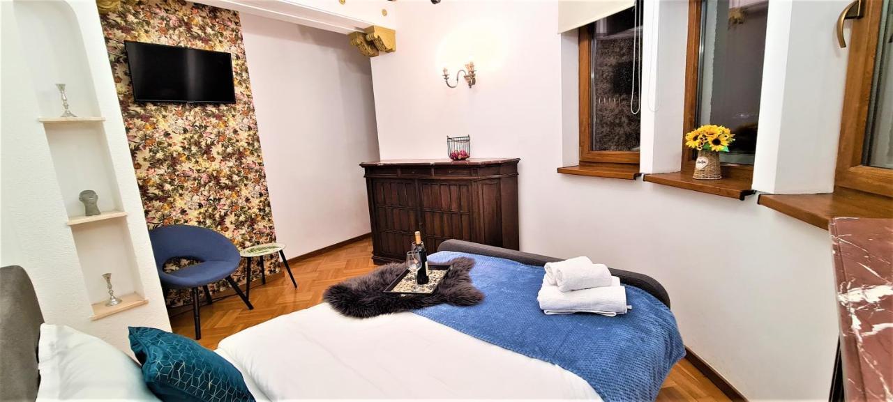 Central Arghezi University Square Apartment Bukares Bagian luar foto