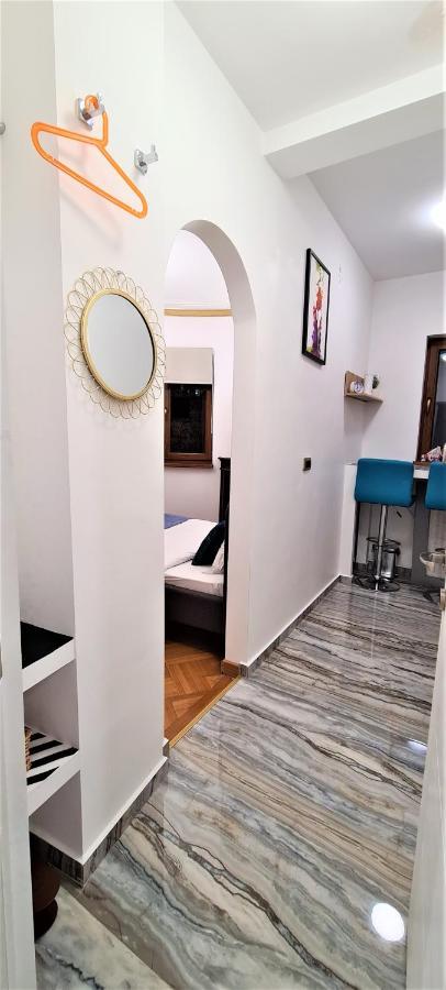 Central Arghezi University Square Apartment Bukares Bagian luar foto