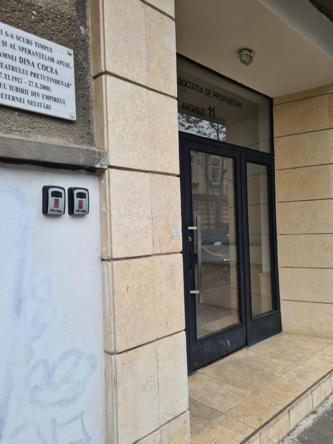Central Arghezi University Square Apartment Bukares Bagian luar foto