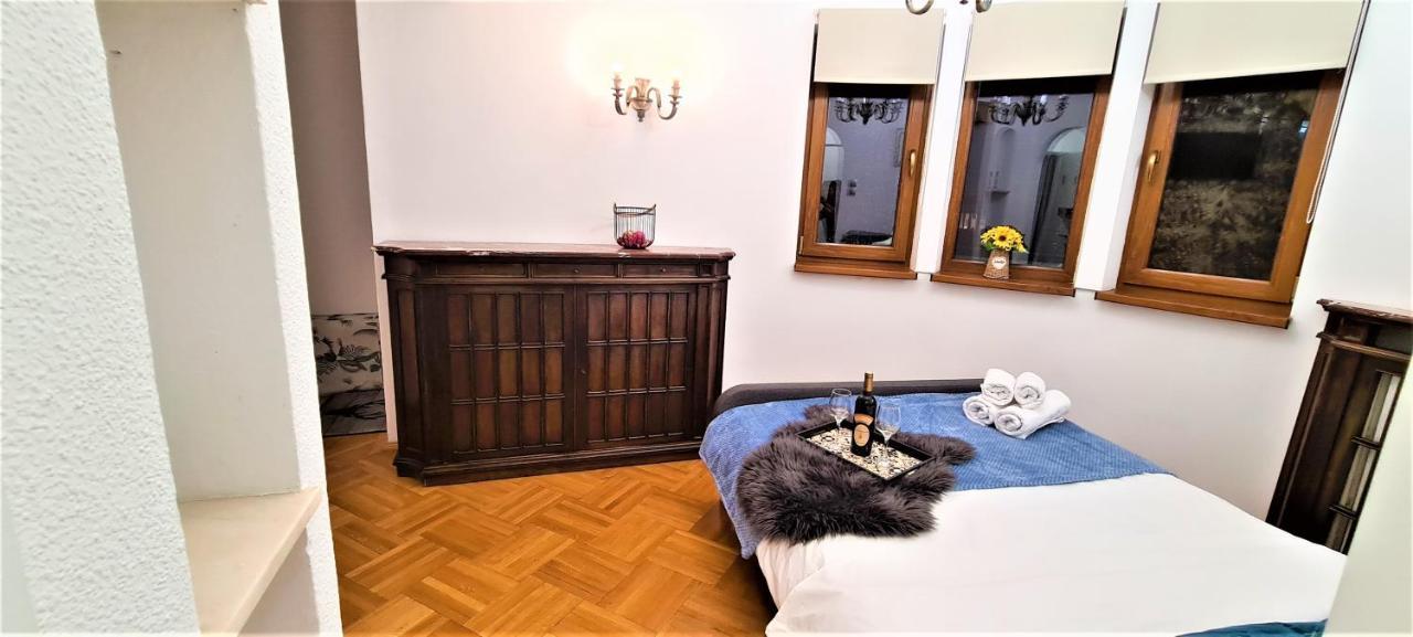 Central Arghezi University Square Apartment Bukares Bagian luar foto