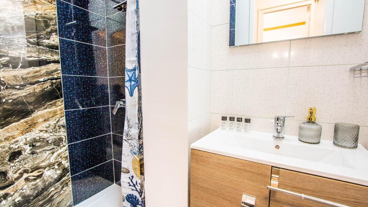 Central Arghezi University Square Apartment Bukares Bagian luar foto