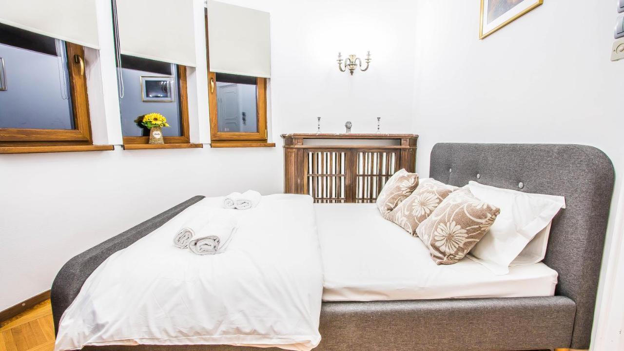 Central Arghezi University Square Apartment Bukares Bagian luar foto